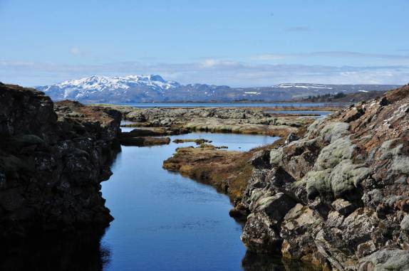 A fenda que divide dois continentes: América e Europa, no Parque Nacional Thingvellir, na Islândia